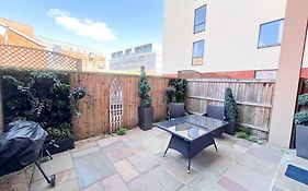 Deluxe Apartment Near Cabot Circus W Parking Sleeps 5